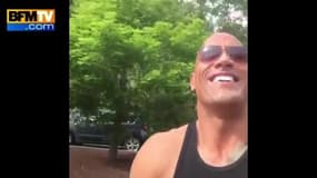 The rock nous montre la blessure qu’il vient de se faire lors d’un tournage