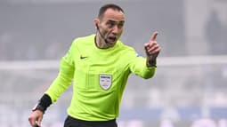 L'arbitre Thomas Léonard pendant un match de Ligue 1, le 23 novembre 2025