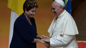 Le pape François, à droite, ici aux côtés de Dilma Rousseff en juillet 2013.