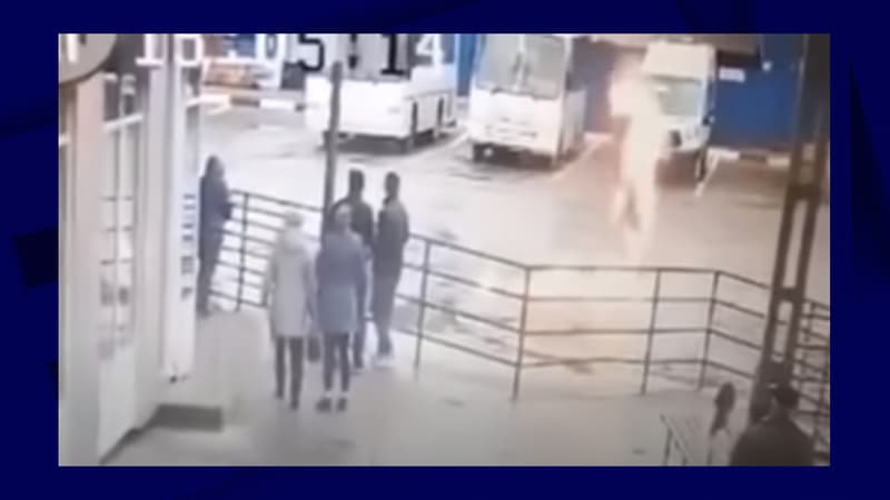 Regarder la vidéo Russie: un jeune homme mobilisé s'immole par le feu devant un centre de conscription