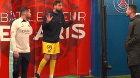 Gianluigi Donnarumma s'explique avec le quatrième arbitre après PSG-Clermont, 6 avril 2024