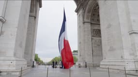 Le drapeau français sous l'Arc de triomphe lors des festivités du 14-Juillet en 2023