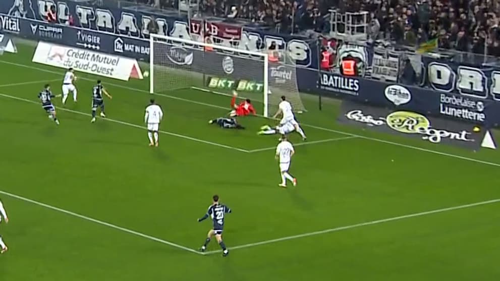 Alberth Elis est lourdement tombé lors du match de Ligue 2 entre Bordeaux et Guingamp, 24 février 2024 Alberth Elis est lourdement tombé lors du match de Ligue 2 entre Bordeaux et Guingamp, 24 février 2024