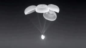 La capsule Dragon de SpaceX transportant le Français Thomas Pesquet, et ses quatre parachutes principaux déployés, juste avant son amerissage de nuit dans le Golfe du Mexique, le 8 novembre 2021