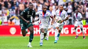 Mohammed Salisu et Alexandre Lacazette au duel lors d'OL-Monaco, le 24 août 2024.