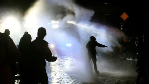 La police a utilisé des canons à eau pour disperser les manifestants, le 8 juillet 2017 à Hambourg