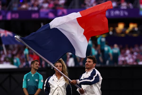 Pauline Ferrand-Prévot et Antoine Dupont, porte-drapeaux de la délégation française, cérémonie d'ouverture des Jeux Olympiques de Paris 2024, le 11 août 2024