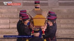 Le cercueil de Samuel Paty entre dans la cour d’honneur de la Sorbonne