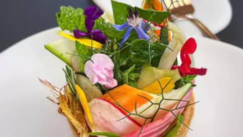 L'établissement Le Mas Bottero, à Saint-Cannat, propose des recettes colorées et provençales.