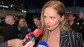 La réalisatrice française d'Anatomie d'une chute, Justine Triet, ce dimanche 10 mars 2024 à la sortie de la cérémonie des Oscars où elle a remporté l'Oscar du meilleur scénario original