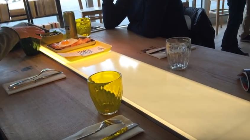A Paris, "ZA" dépasse le concept du restaurant sans serveur. C'est aussi un bar littéraire où l'on vient passer un bon moment.