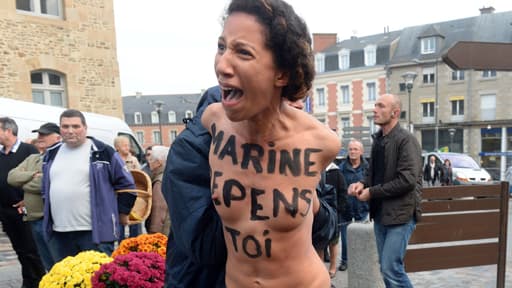 "Marine, repens-toi", avait peint cette activiste des Femen sur sa poitrine, à l'attention de Marine Le Pen.