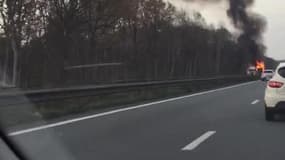 Camion en feu sur l'A1 au niveau de Valenciennes - Témoins BFMTV