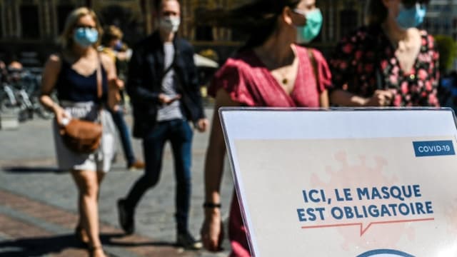 Une affiche indiquant que le masque est obligatoire dans une rue de Lille, le 30 juillet 2020 dans le nord de la France