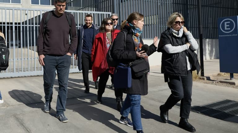 L'ancien rugbyman David Auradou (g), père de Hugo Auradou inculpé pour viol aggravé, sort avec un groupe de personnes des bureaux du parquet de Mendoza, le 15 juillet 2024 en Argentine L'ancien rugbyman David Auradou (g), père de Hugo Auradou inculpé pour viol aggravé, sort avec un groupe de personnes des bureaux du parquet de Mendoza, le 15 juillet 2024 en Argentine