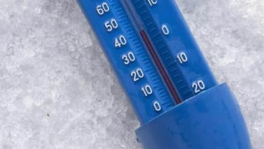 Un thermomètre dans la neige. (PHOTO D'ILLUSTRATION)