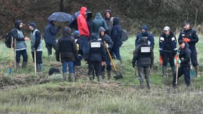 Une reconstitution sur les lieux où aurait été enterrée la famille Troadec, à Pont-de-Buis Lès Quimerc'h, dans le Finistère, le 12 mars 2019. 