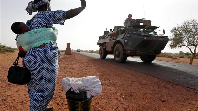 Véhicule militaire français à Diabali. Un contingent de 160 soldats burkinabés membres de la Misma, la force ouest-africaine au Mali, a été le premier jeudi à rejoindre les forces françaises et maliennes dans la ville de Markala, à environ 240 km au nord-