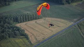 Un ULM paramoteur en vol près de Chatellerault, le 22 juin 2016. 