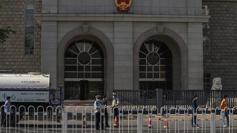 Des policiers se tiennent devant le deuxième tribunal populaire intermédiaire de Pékin avant le procès de l'universitaire australien Yang Jun, également connu sous le nom de Yang Hengjun, accusé d'espionnage, à Pékin, le 27 mai 2021.