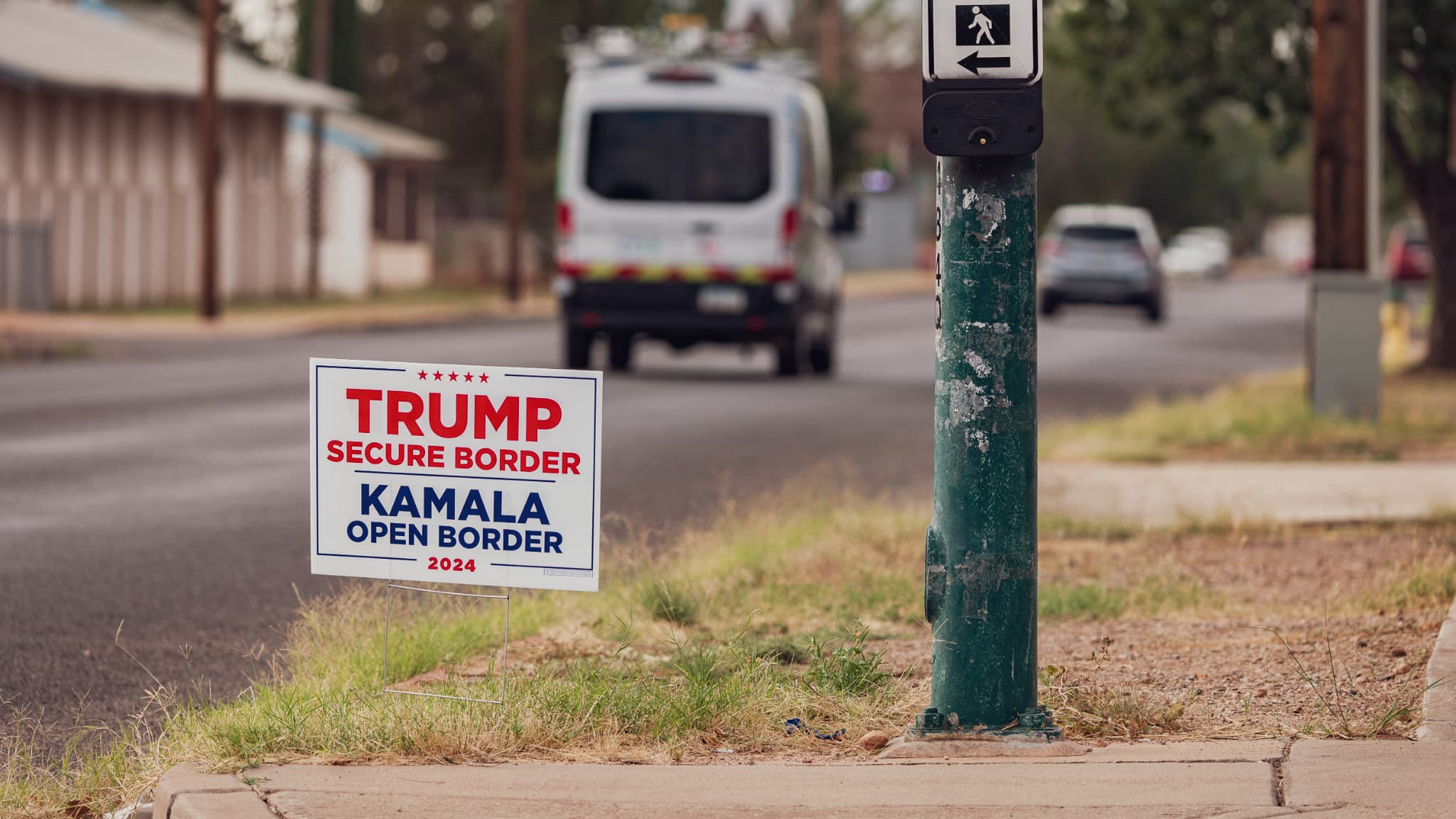 Un panneau de campagne pro-Trump dans la ville de Douglas, en Arizona, où l'immigration est considérée comme l'un des enjeux principaux de la présidentielle 2024, le 16 octobre 2024