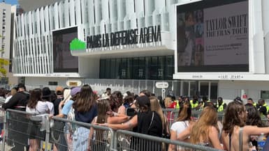 Les fans de Taylor Swift devant Paris La Défense Arena, avant ses concerts en mai 2024.