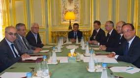 Le président François Hollande (à droite), son ministre des Affaires étrangères Laurent Fabius (2e à droite) rencontrant une délégation du Conseil national syrien, dont son président Abdel Basset Sayda (à gauche) à l'Elysée. François Hollande a encouragé