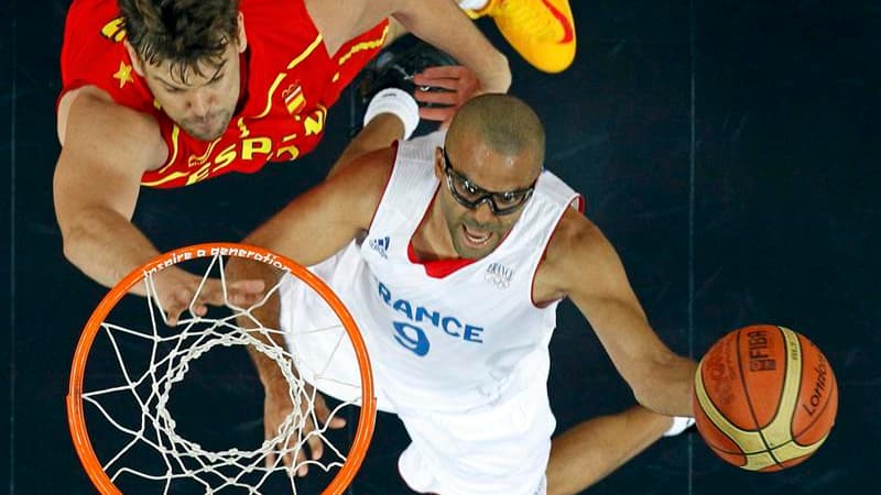 Tony Parker (9) sous le panier espagnol face à Marc Gasol, en quarts de finale de basket à Londres. Les Français se sont inclinés 66 à 59 et quittent le tournoi olympique. /Photo prise le 8 août 2012/REUTERS/Mike Segar