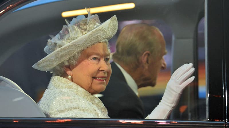 La Reine Elizabeth II en 2014, en voiture avec le Prince Philippe, et déjà sans ceinture de sécurité.