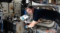 Thomas Pesquet, en septembre 2021, en train d'assurer l'entretien du "rack-laboratoire" de physique des fluides installé à bord de la Station spatiale internationale.