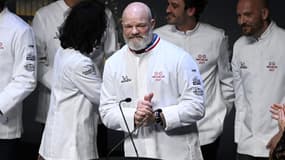 Philippe Etchebest s'exprime après avoir reçu deux étoiles Michelin lors de la cérémonie de remise des prix du Guide Michelin 2025 à Metz, le 31 mars 2025.