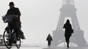 Un cycliste au Trocadéro le 11 mars 2014