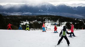 Un groupe d'enfants sur les pistes de ski de la station de Font-Romeu, le 10 janvier 2023 dans les Pyrénées-Orientales.