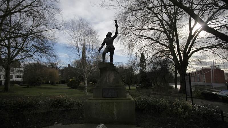Statue de Richard III à Leicester, dans le centre de l'Angleterre. Des archéologues britanniques ont découvert un mystérieux cercueil de plomb, à l'intérieur d'un autre cercueil, en pierre, dans le sous-sol d'un parking de Leicester où avaient déjà été re
