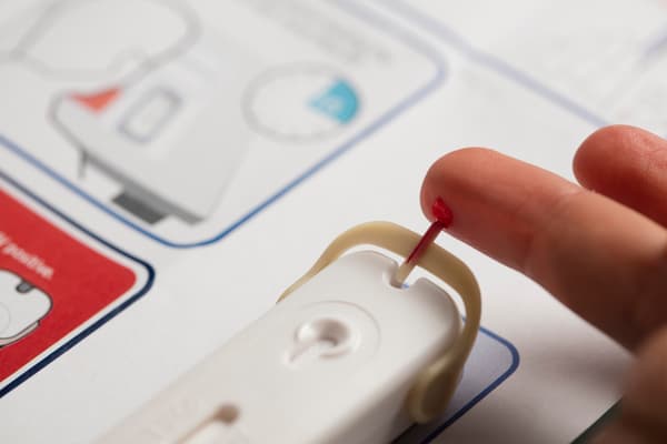 NG Biotech commercialise u dispositif "tout-en-un ", à usage unique, intégrant un auto-piqueur et un collecteur de sang capillaire. NG Biotech commercialise u dispositif "tout-en-un ", à usage unique, intégrant un auto-piqueur et un collecteur de sang capillaire.