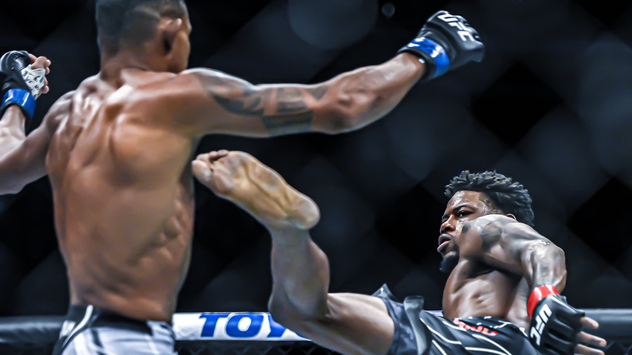 Kevin Holland en pleine action contre Alex Oliveira, à l'UFC 272, en mars 2022. Kevin Holland en pleine action contre Alex Oliveira, à l'UFC 272, en mars 2022.