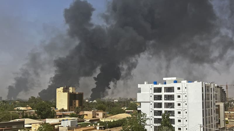 De la fumée s'élève de bâtiments à Khartoum, au Soudan, le 16 avril 2023, alors que des combats font rage entre l'armée et ses rivaux paramilitaires 