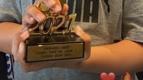 Le trophée UNFP de Neymar pour l'équipe-type de Ligue 1 Le trophée UNFP de Neymar pour l'équipe-type de Ligue 1