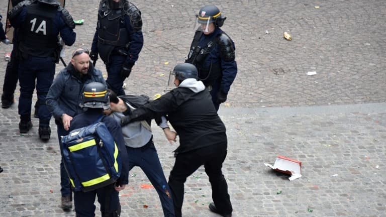 Alexandre Benalla (en civil avec le casque) lors de la manifestation du 1er mai