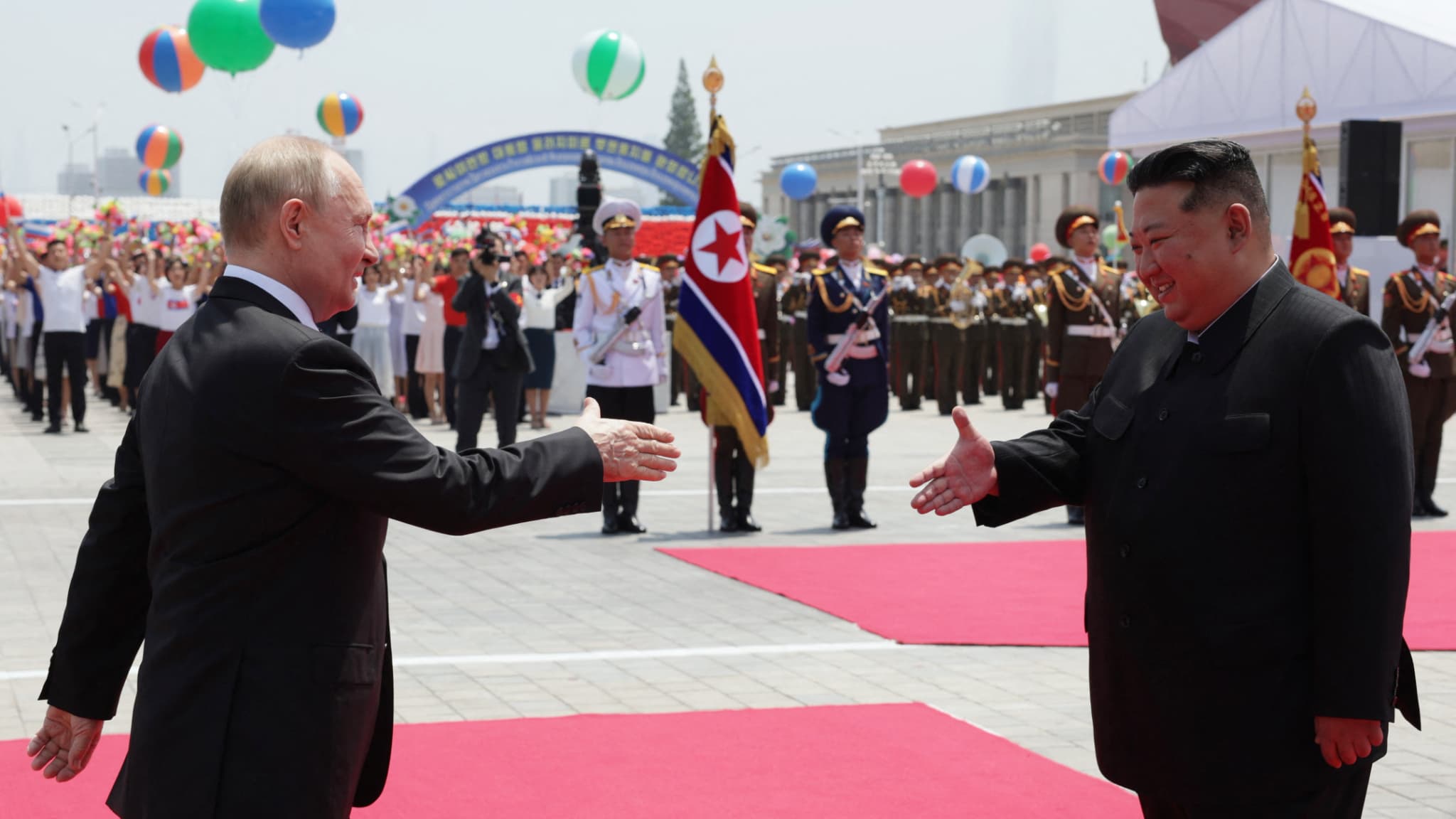Le dirigeant nord-coréen Kim Jong Un serre la main du président russe Vladimir Poutine lors d'une cérémonie de bienvenue sur la place Kim Il Sung à Pyongyang, le 19 juin 2024