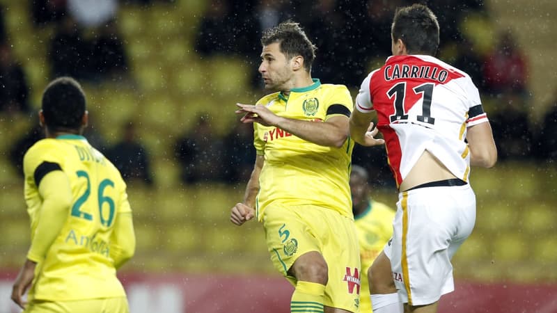 Lorik Cana au duel avec Guido Carrillo