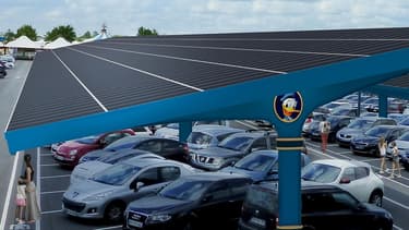 Disneyland Paris déploiera sur 17 hectares de places de stationnement des ombrières photovoltaïques, sortes d'auvents recouverts de 67.500 panneaux solaires.