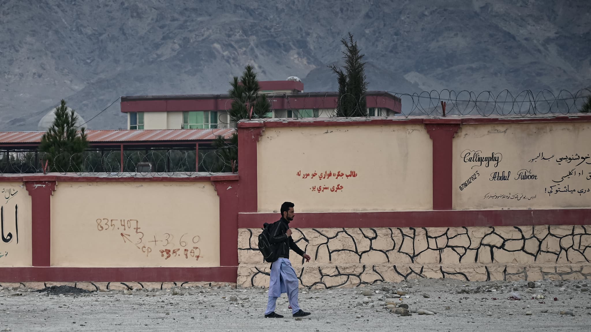 Un étudiant devant l'université de Laghman Un étudiant devant l'université de Laghman