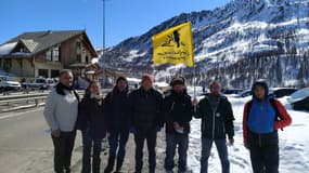 Un rassemblement a eu lieu ce dimanche matin devant le local de la Police aux frontières à Montgenèvre pour soutenir les deux personnes en garde à vue