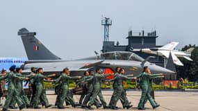 Des militaires indiens défilent devant un chasseur Rafale lors d'une cérémonie sur une base aérienne à Ambala (Inde), le 10 septembre 2020