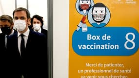 Le ministre de la Santé Olivier Véran visite un centre de vaccination à Troyes, le 15 janvier 2021