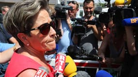 Viviane Lambert, mère de Vincent Lambert, répond à des questions de journalistes devant le CHU de Reims