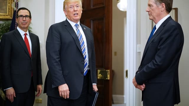 Le secrétaire au Trésor Steven Mnuchin (g.) et le représentant au Commerce Robert Lighthizer (d.), aux côtés de Donald Trump.