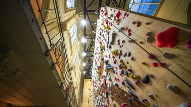 Un mur d'escalade.
