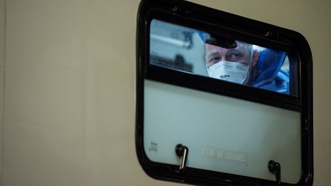 Un médecin à bord du TGV médicalisé entre Mulhouse et Poitiers, le 29 mars 2020 Un médecin à bord du TGV médicalisé entre Mulhouse et Poitiers, le 29 mars 2020